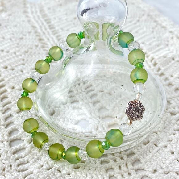 Floral Charm Green Glass Beaded Stretch Bracelet - Picture 1 of 2